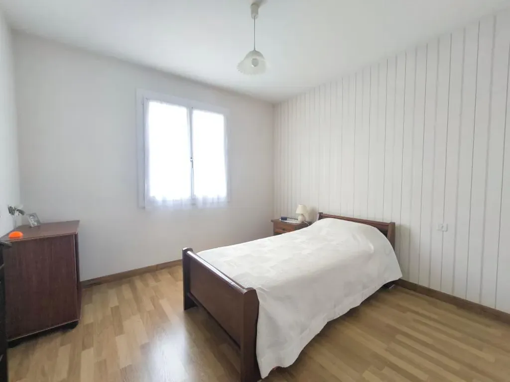Chambres - Maison avec Terrasse et Garage à Lons