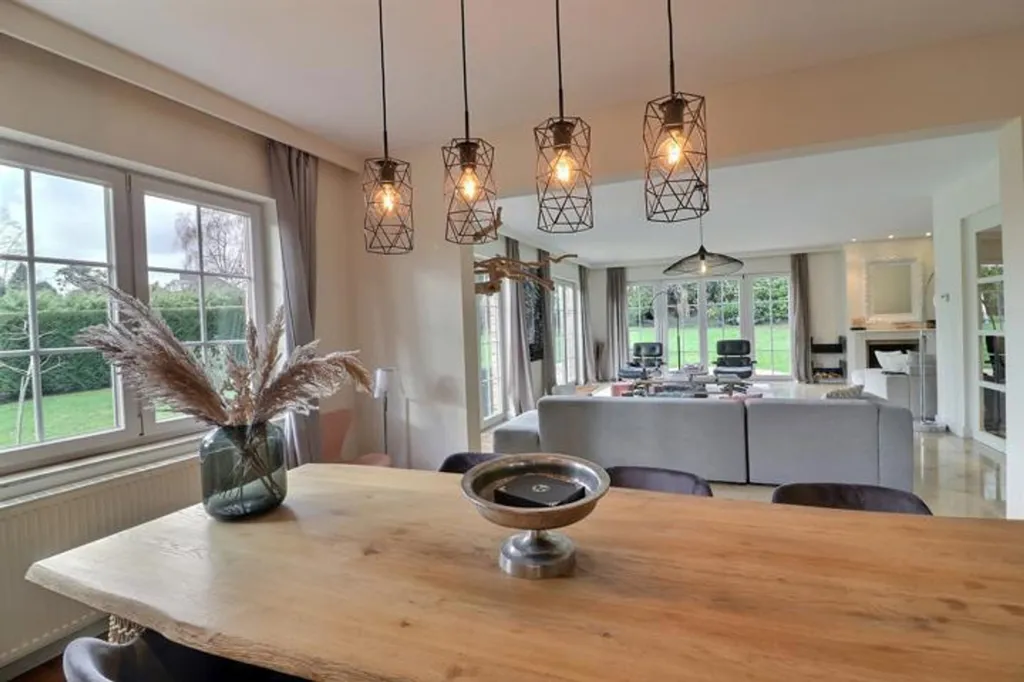 Salle à manger - Villa Spacieuse avec Terrasse à Waterloo