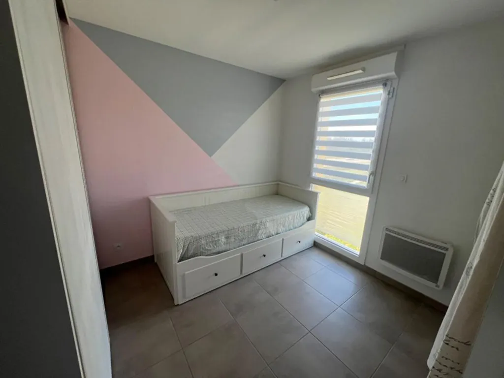 Chambres - Appartement avec Grande Terrasse et Parking à Proximité
