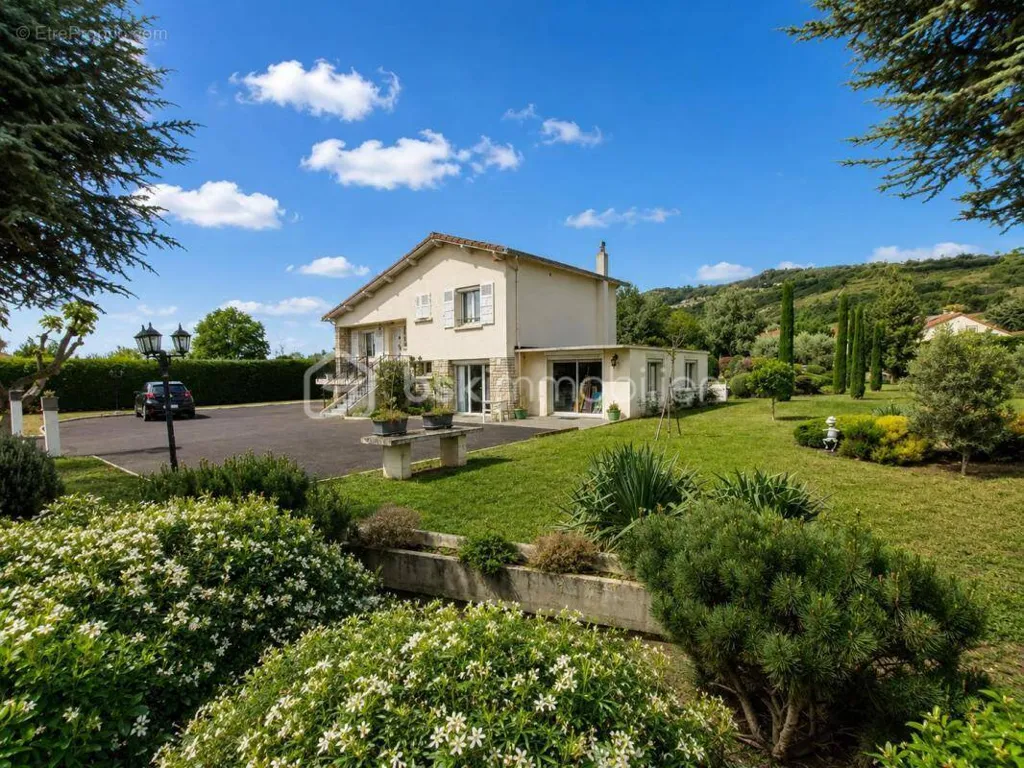 Extérieur - Maison Traditionnelle avec Piscine sur Parcelle Arborée à Proximité