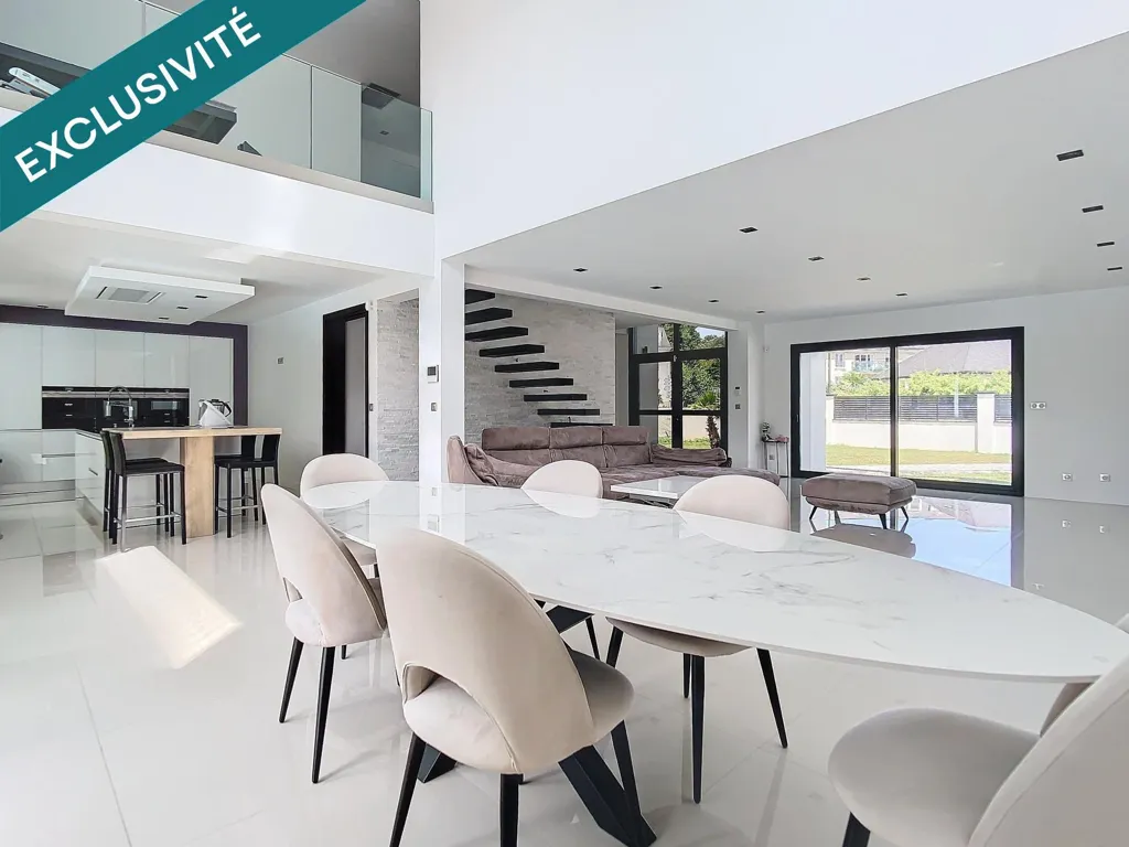 Salle à manger - Maison Contemporaine avec Piscine près du Centre