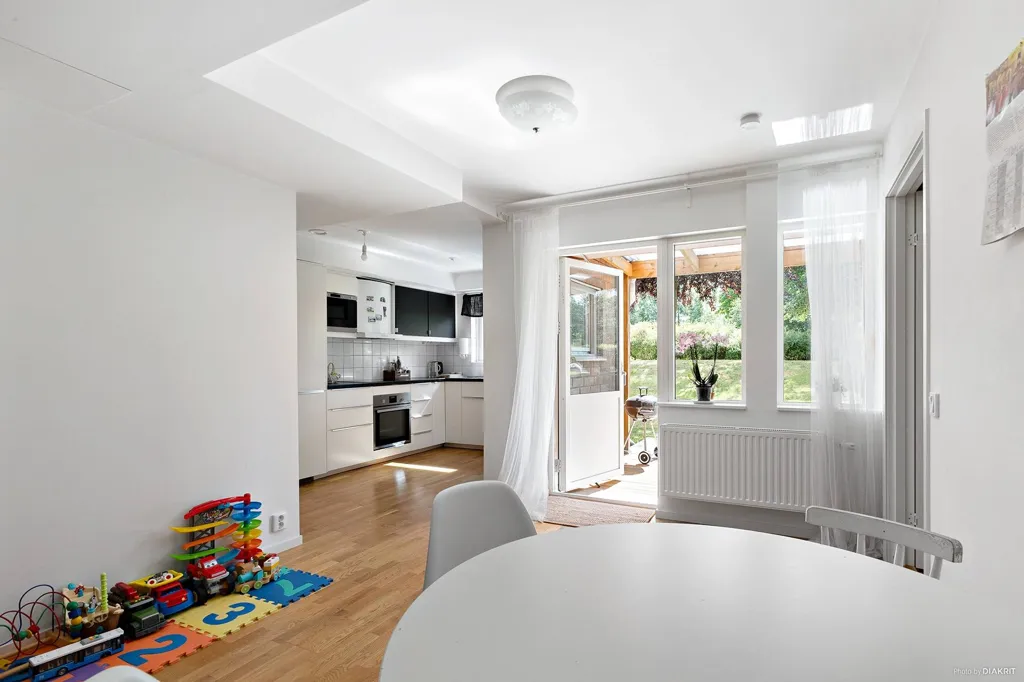 Söögituba - Apartment with Garden in Järfälla