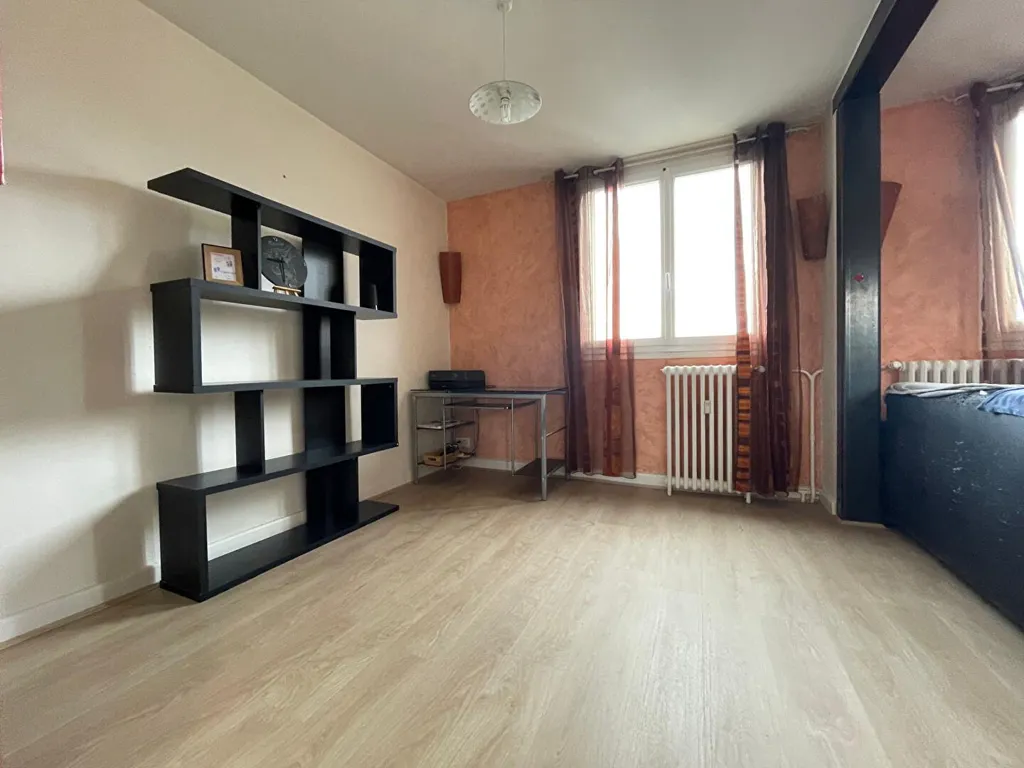 Living Room - Converted 3-Bed Flat with Garage in Nice