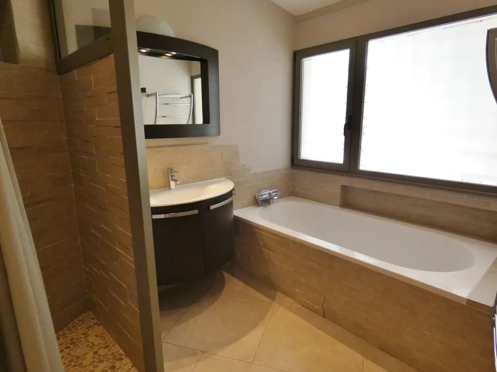 Salles de bain - Villa avec Vue Dominante sur le Vieux Village à Mougins