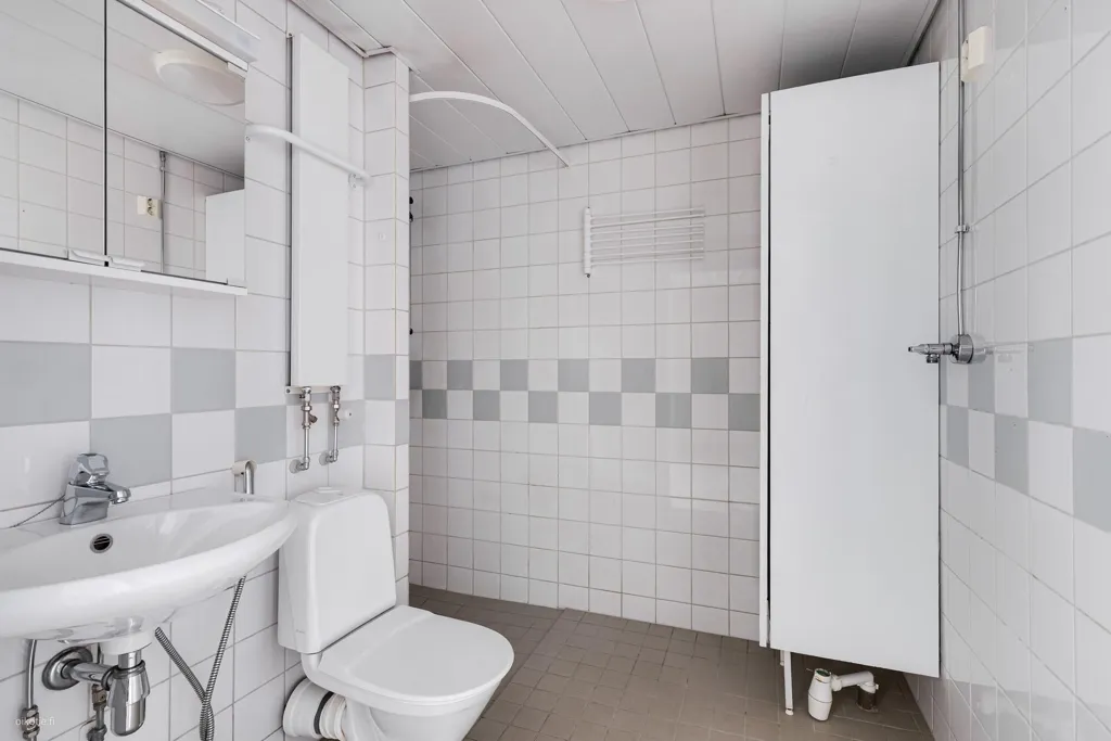 Salles de bain - 3-Bedroom Apartment with Balcony in Martinlaakso, Vantaa