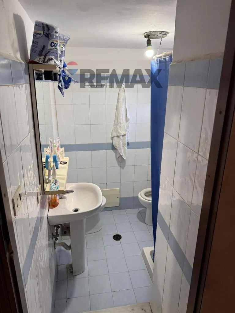 Salles de bain - Two-Level Apartment in Quiet Carinola