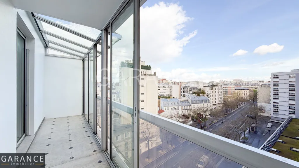 Rõdu - Top-Floor Apartment with Balcony in Paris