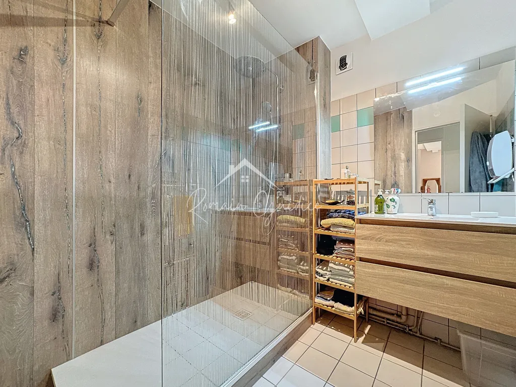 Salles de bain - Duplex avec Parking Privé et Véranda au Centre-ville de Millau