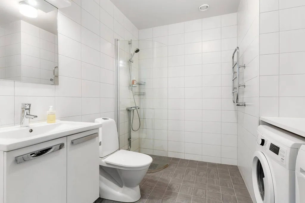 Bathrooms - Apartment with Balcony in Råsunda