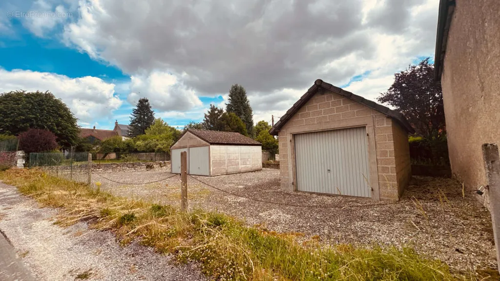 Välivaade - Three-Garage Complex in Mailly-le-Château