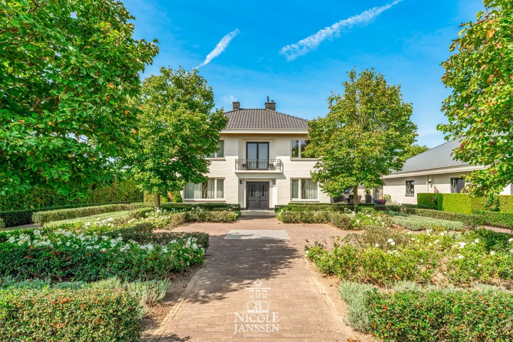 Aed - House with Stables in Rural Setting