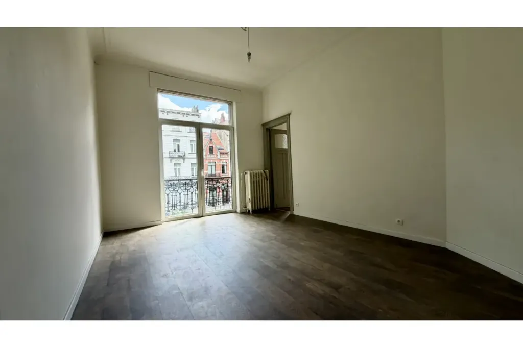Toad - Three-Faced Apartment with Balconies in Koekelberg