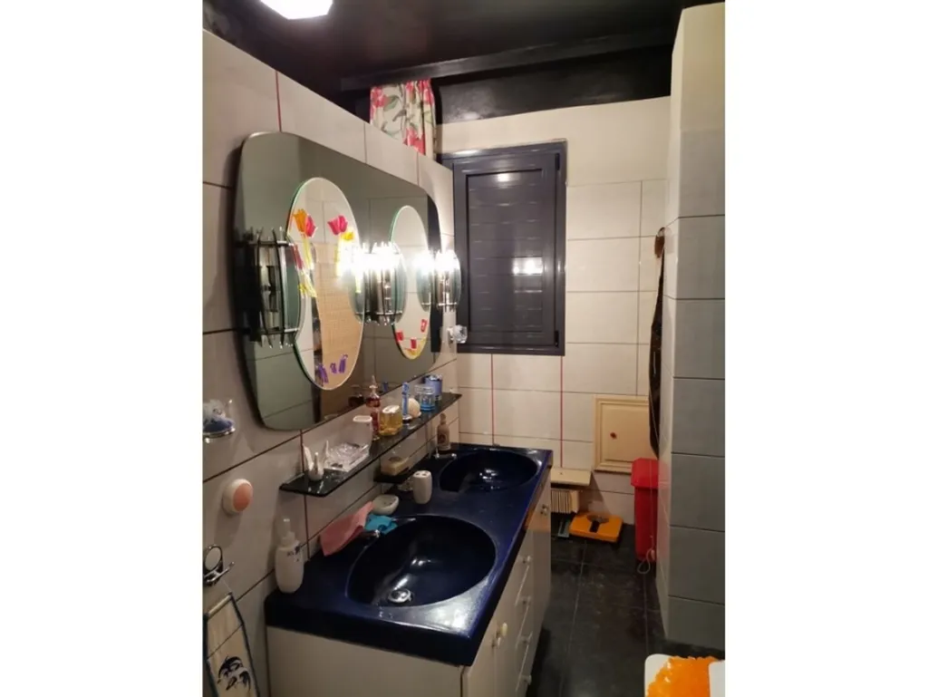 Bagni - Renovated Corner Apartment with Front View in Erythraia Centre