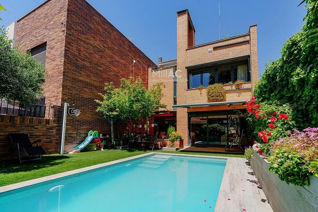 Bassein - Architectural Chalet with Pool in Peñagrande