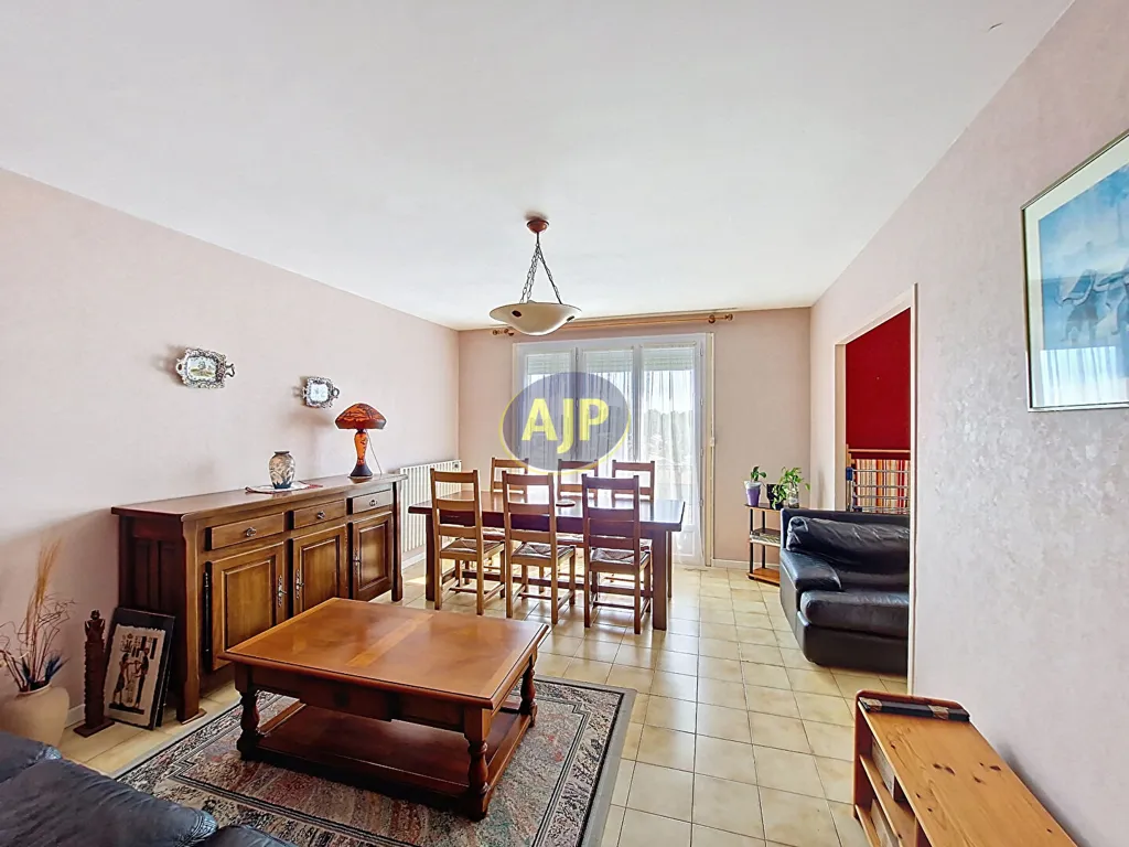 Elutuba - 3-Bedroom Apartment with Balcony in Merignac