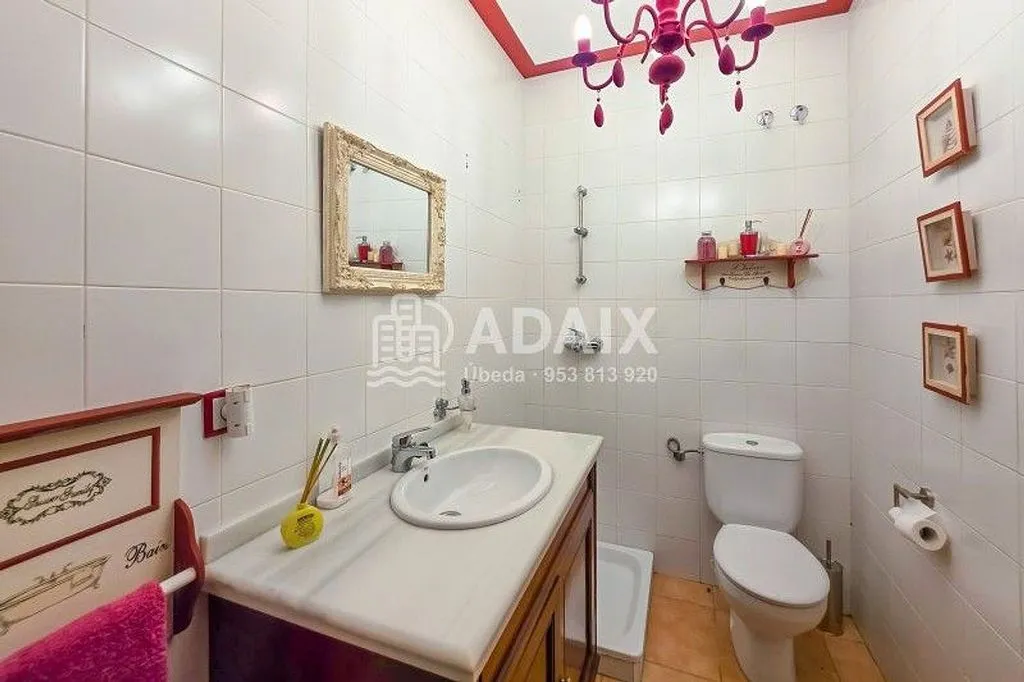 Bathrooms - Chalet with Pool in Baeza, Jaén
