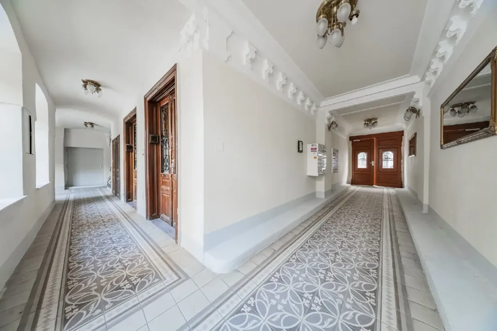 Hallway - Viennese Style Altbau with Diverse Uses in Meiselstraße