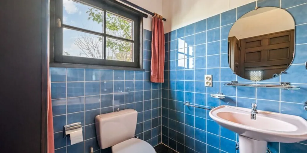 Salles de bain - Maison à rénover avec vue sur l'eau à Oudenburg
