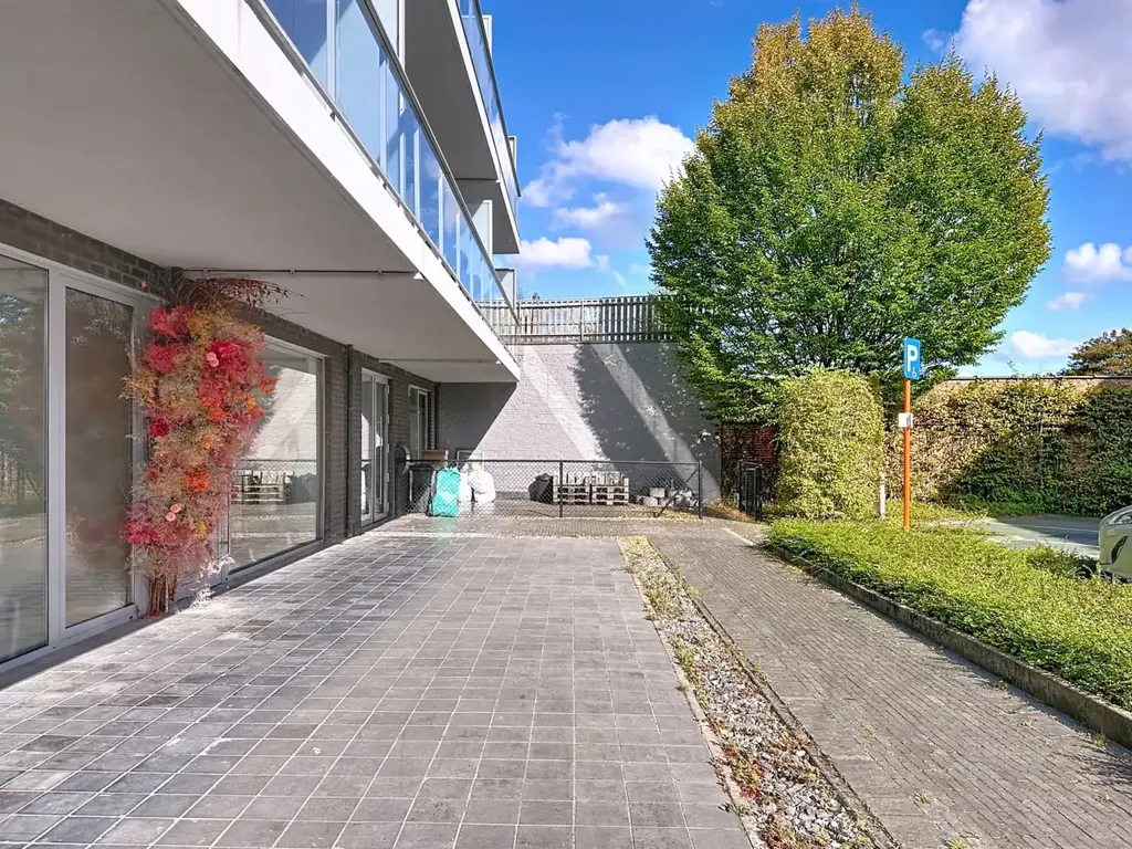 Aed - Retail Space with Wide Frontage in Aartselaar Centre