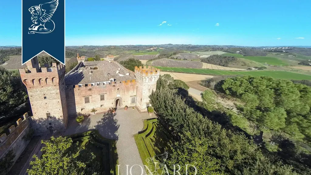 Vue aérienne - Historic Castle with Vineyards near Florence