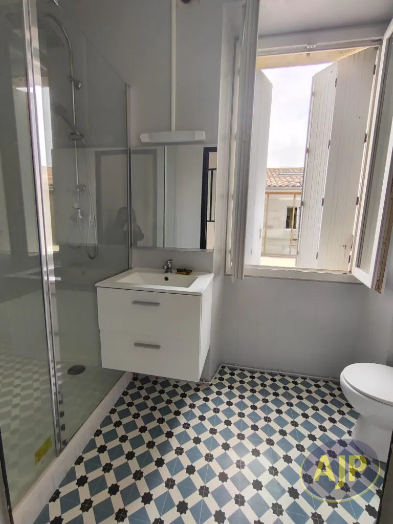 Vannitoad - Renovated 2-Bed Flat with Quay View in Pauillac