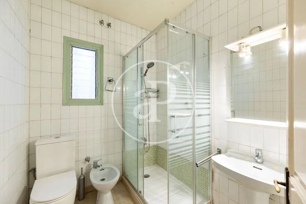 Bathrooms - Classical Apartment in Eixample Dreta, Barcelona