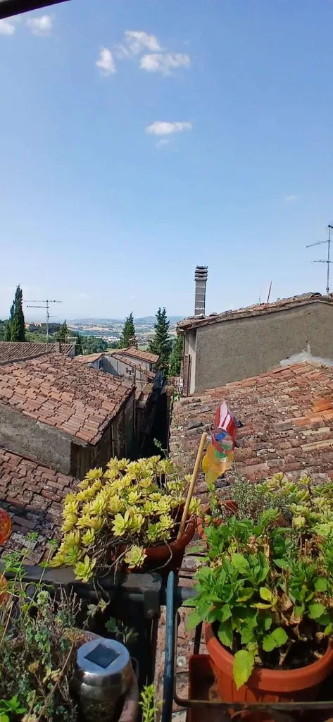 Rustic Trilocale with Balcony in Todi