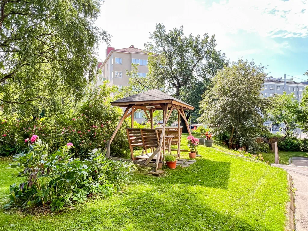 Garden - Charming Apartment with Park Views in Taka-Töölö