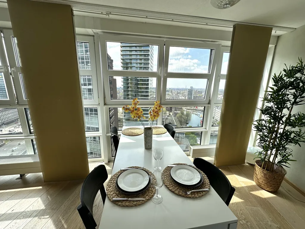 Söögituba - 3-Bedroom Gallery Flat with City View in Rotterdam