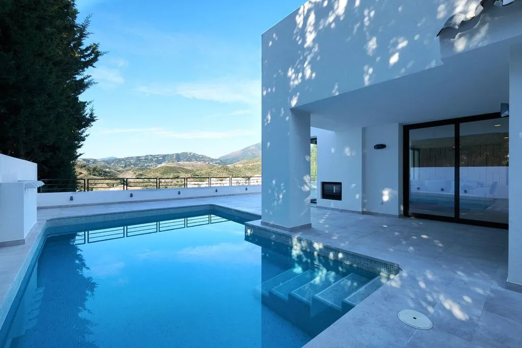 Piscine - Luxury Villa with Pool in Nueva Andalucía
