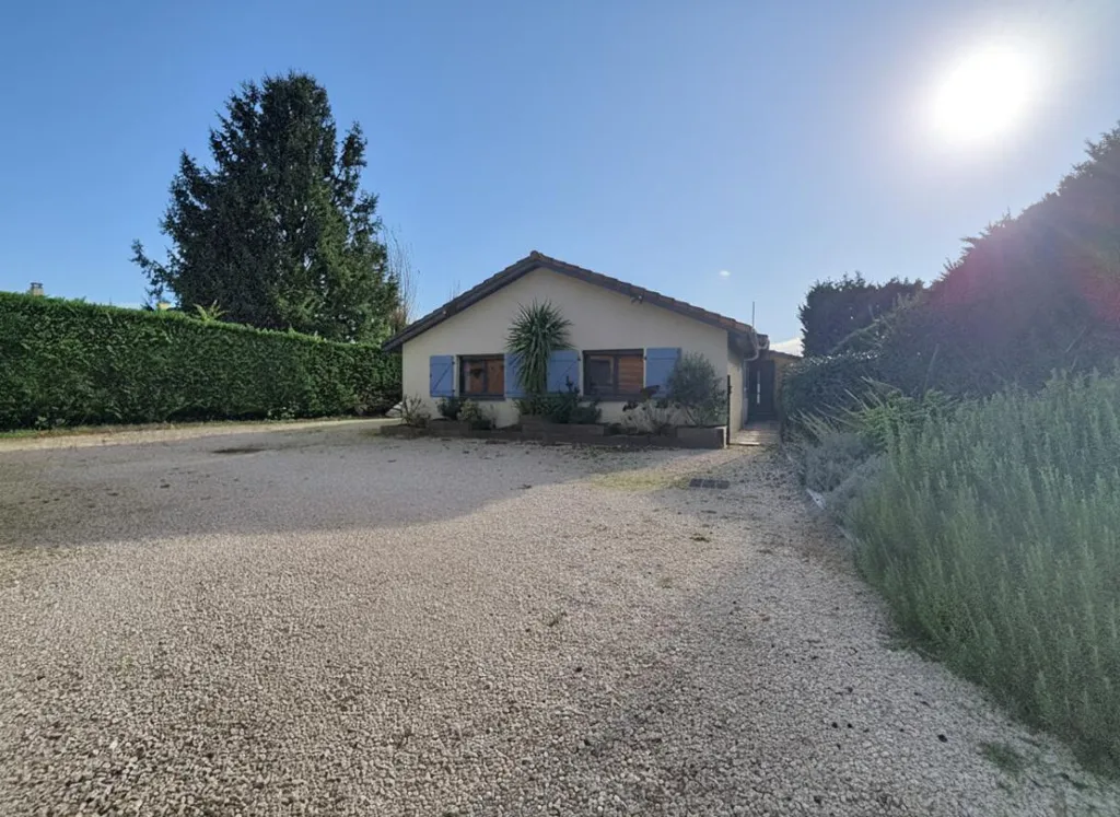 Extérieur - Maison avec Piscine et Grande Cour à Villette de Vienne