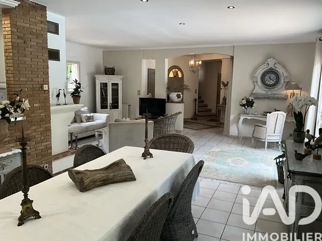 Salle à manger - Maison Traditionnelle avec Piscine à Labastide-de-Virac