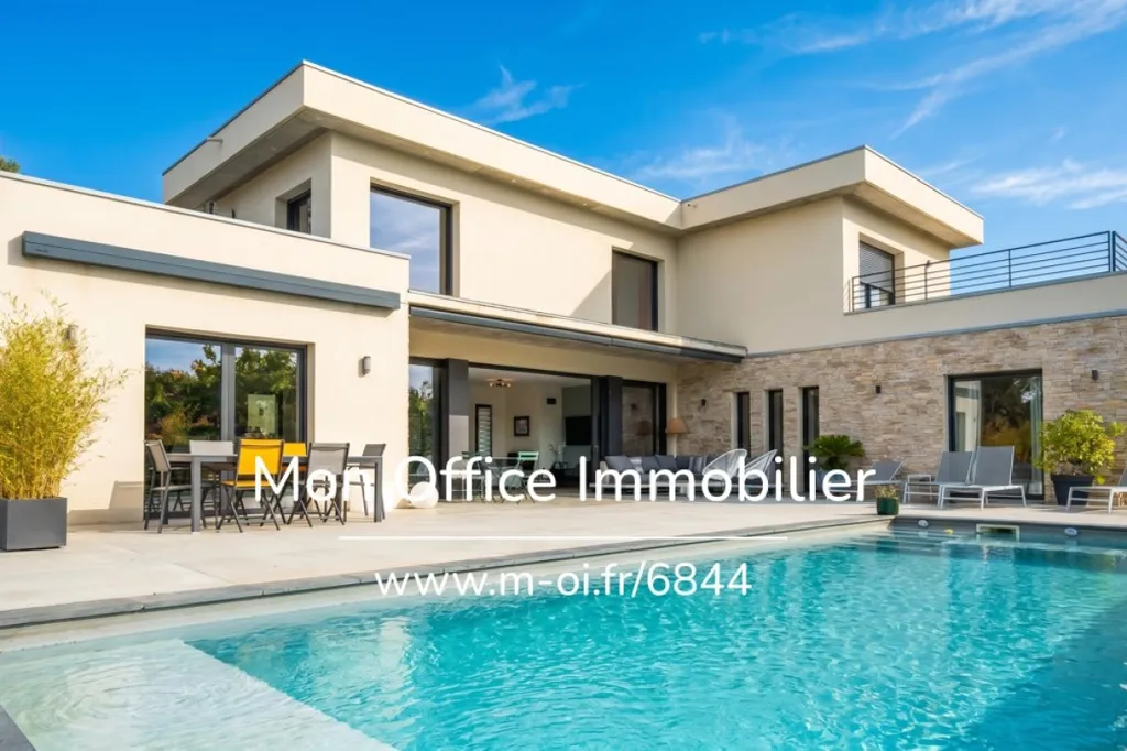Pool - Family Villa with Pool in Ventabren