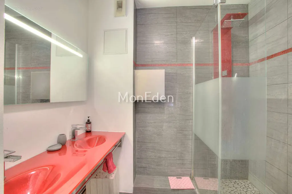 Vannitoad - 2-Bed Flat with Garden in Colombes