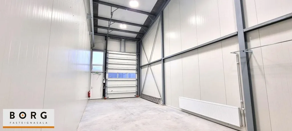 Pièces - Industrial Unit with High Ceiling in Járnslétta