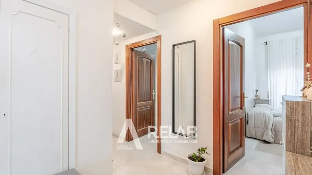 Entrée - Bright Trilocale with Balcony in Appio Claudio, Rome