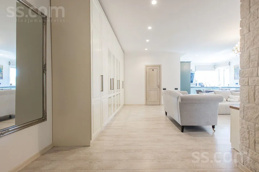 Esik - 3-Bedroom Apartment with Balcony in Spilve
