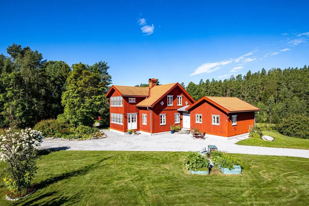 Õhuvaade - Charming Farmhouse with Stables in Västra Sund