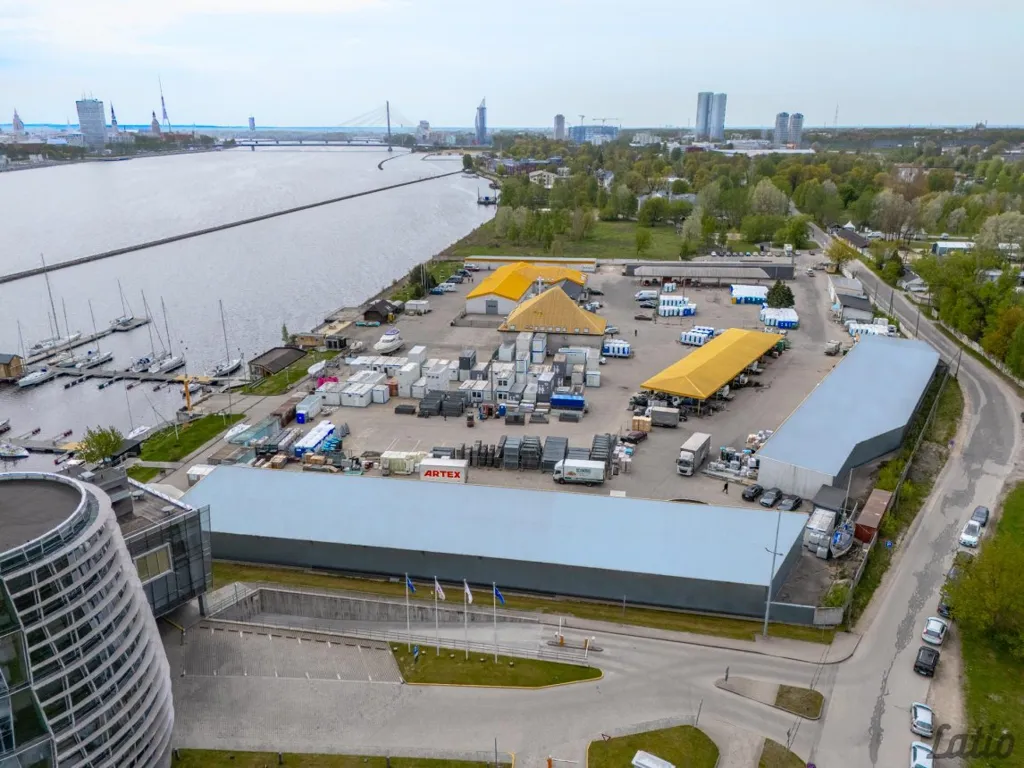 Õhuvaade - Commercial Space with Extensive Asfaltēta Area in Riga