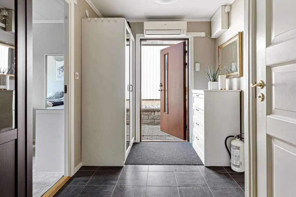 Entrée - Corner Plot Villa with Glassed Veranda in Herrestad