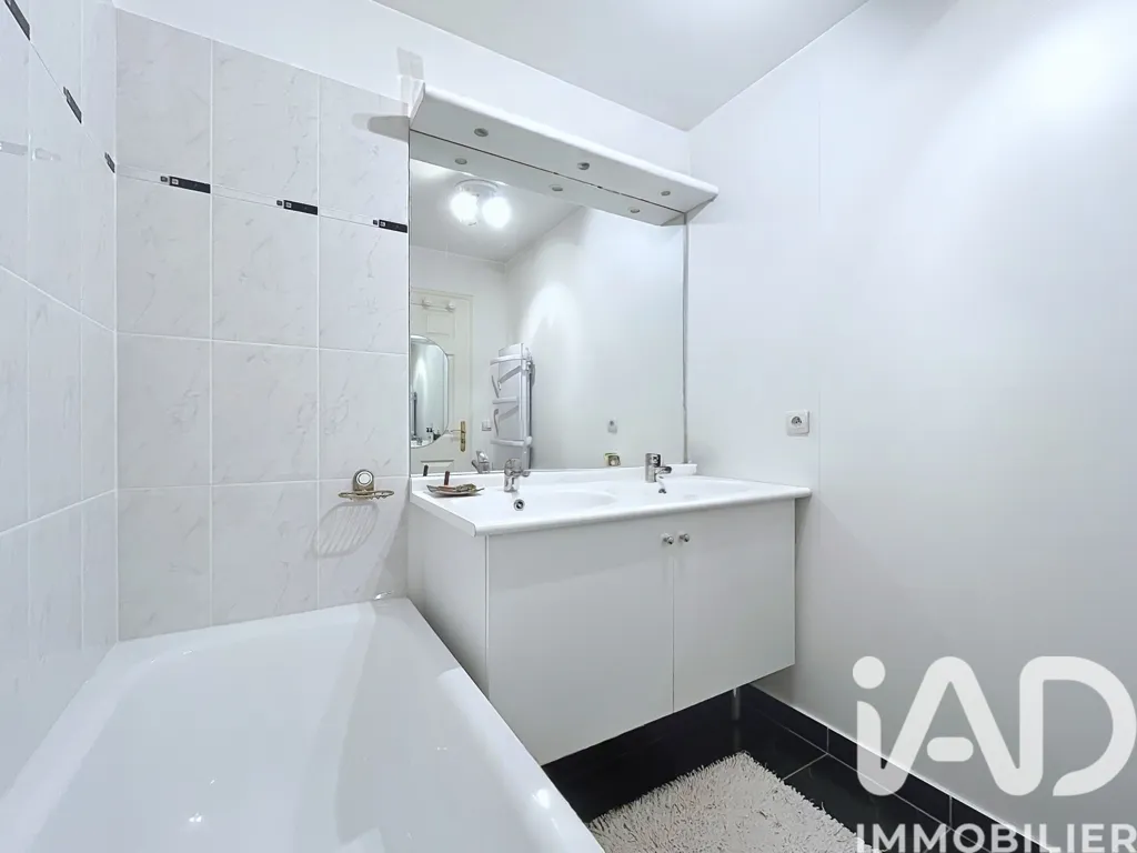 Bathrooms - Duplex Apartment with Terrace in Emerainville