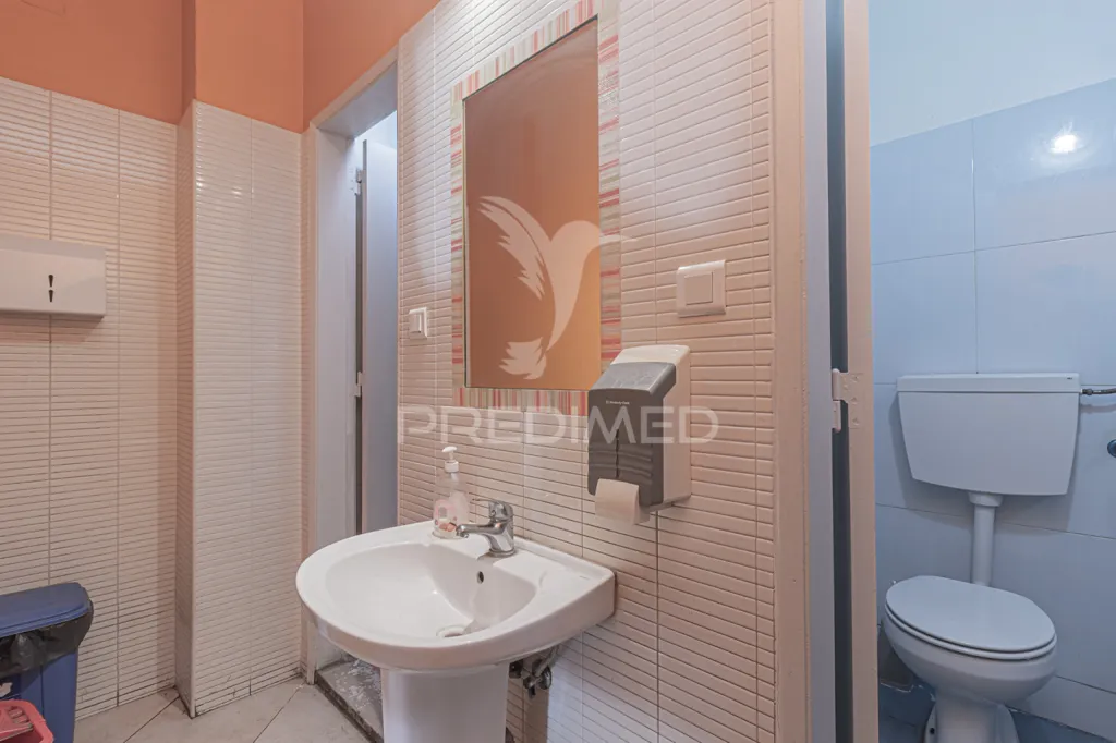 Salles de bain - Versatile Shop with Strategic Location in Laranjeiro