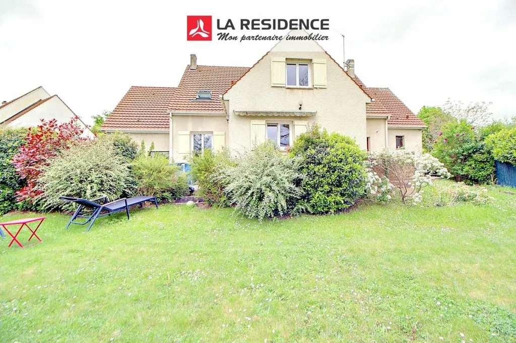 Aed - Spacious House with Garden in Médan