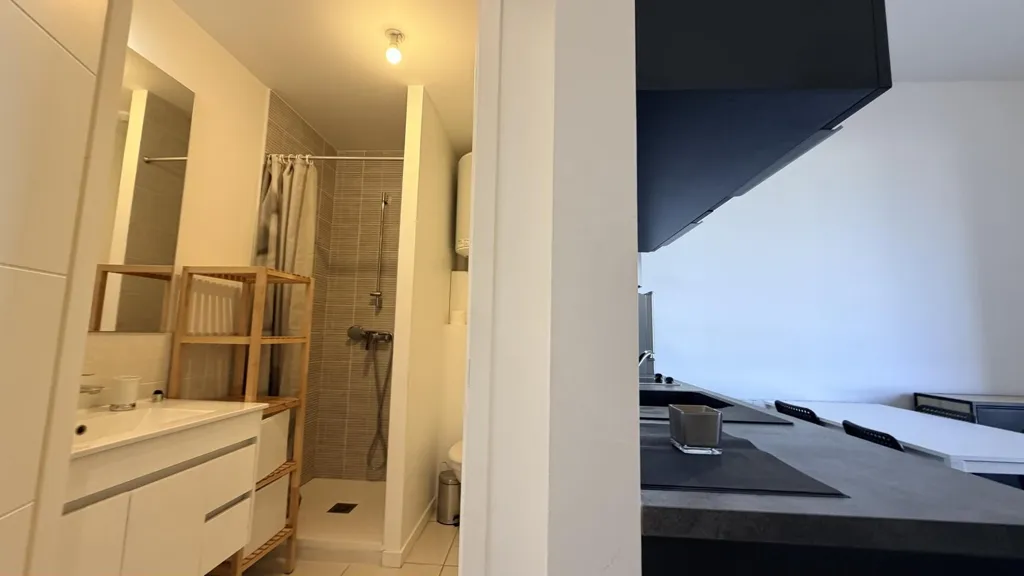 Vannitoad - New Studio Flat in Village Centre, A la Tour