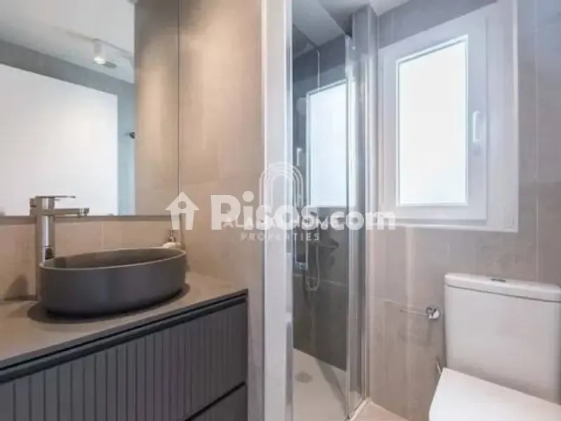 Bathrooms - Modern Flat with Balcony in Guindalera