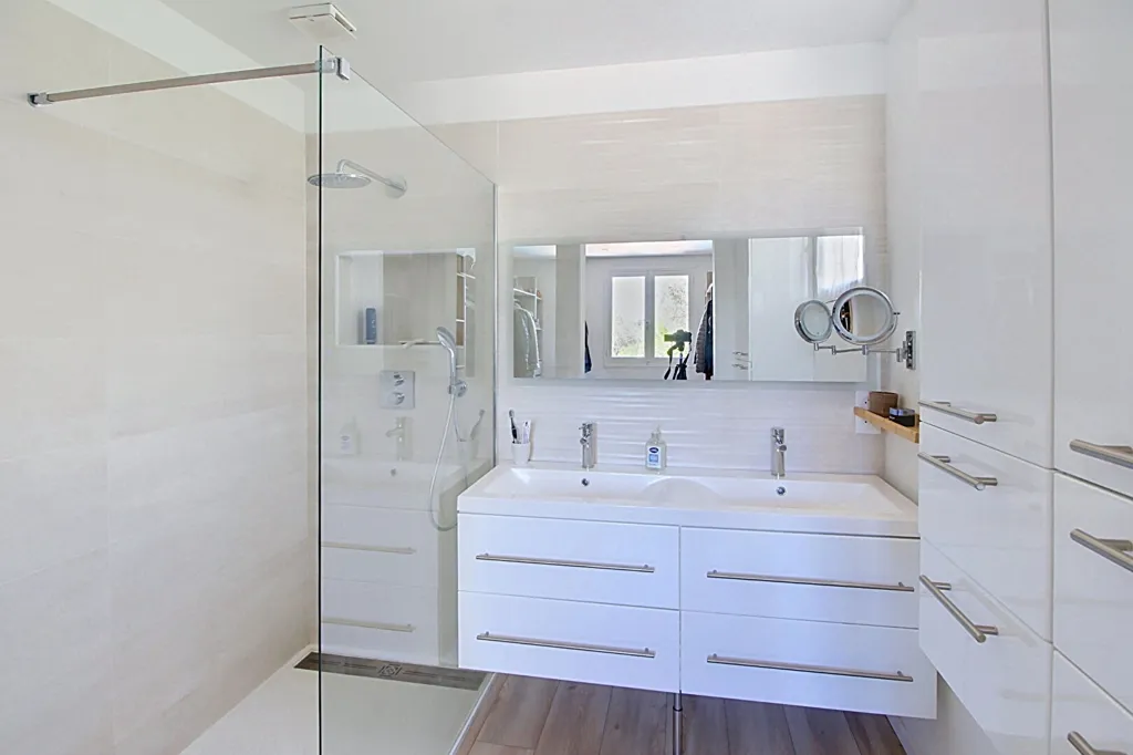 Salles de bain - Maison Rénovée avec Piscine à Lorgues