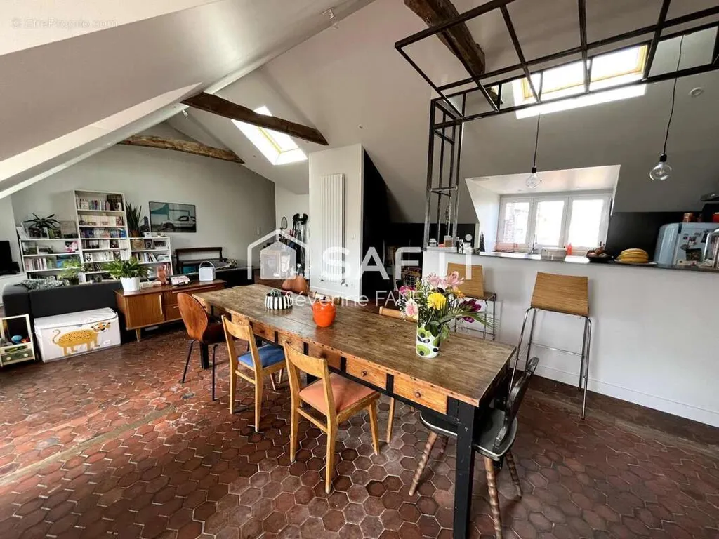 Söögituba - Loft-Style Apartment with Cathedral Ceiling in Rouen