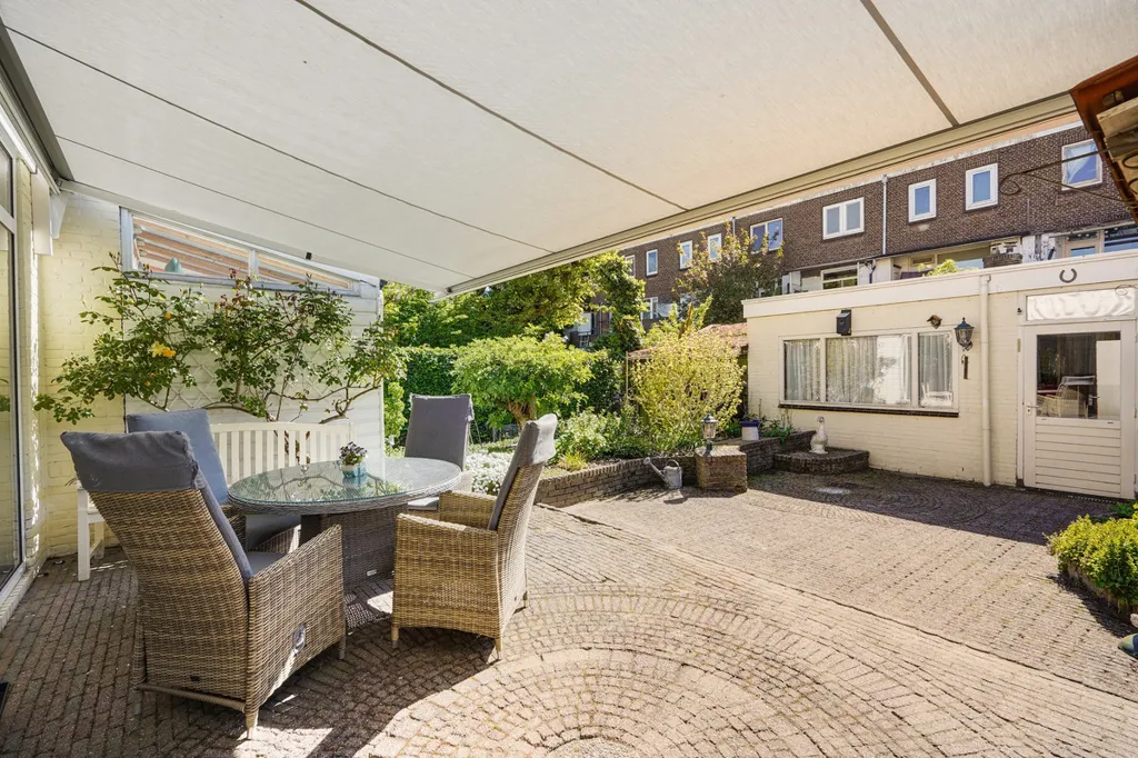 Terrasse - 1920s Semi-detached House with Garden in Delft