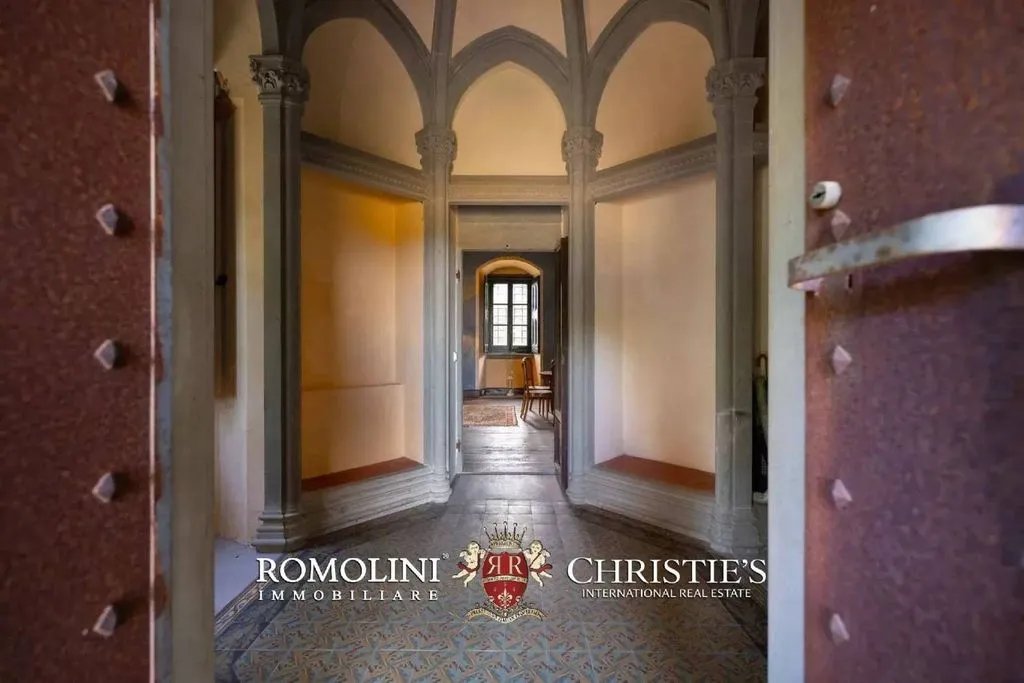 Entrée - Neo-Gothic Castle with Park in Reggello, Tuscany