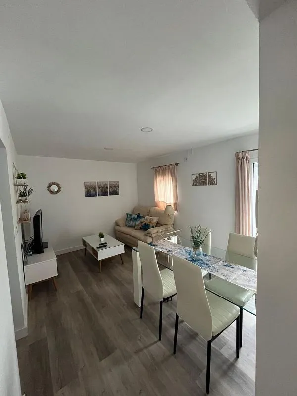 Söögituba - T2 Apartment with Balcony in Busy Area